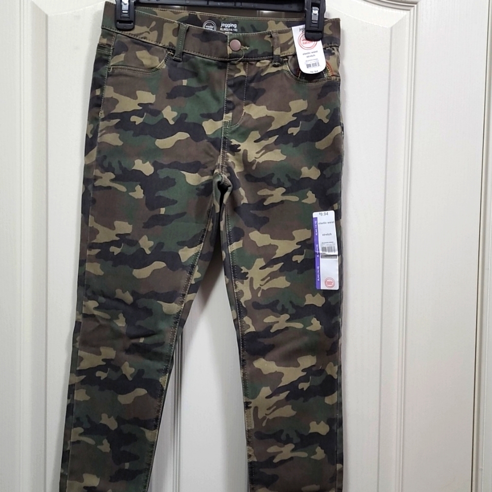 Girls camouflage jegging NWT by Wonder Nation